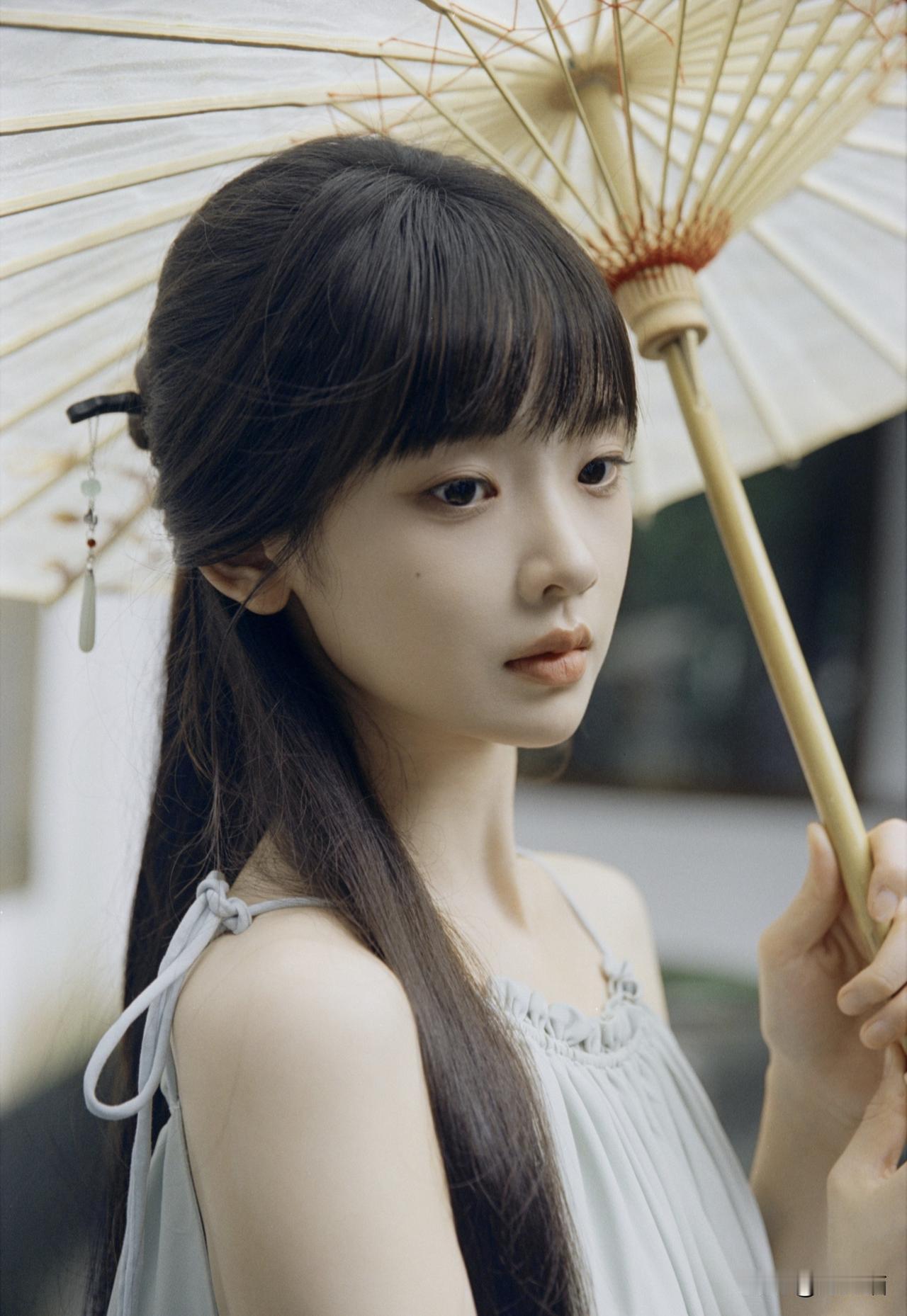 雨巷荷风
 
在静谧的夏日，一场突如其来的雨，让世界变得朦胧。一个少女手持雨伞，