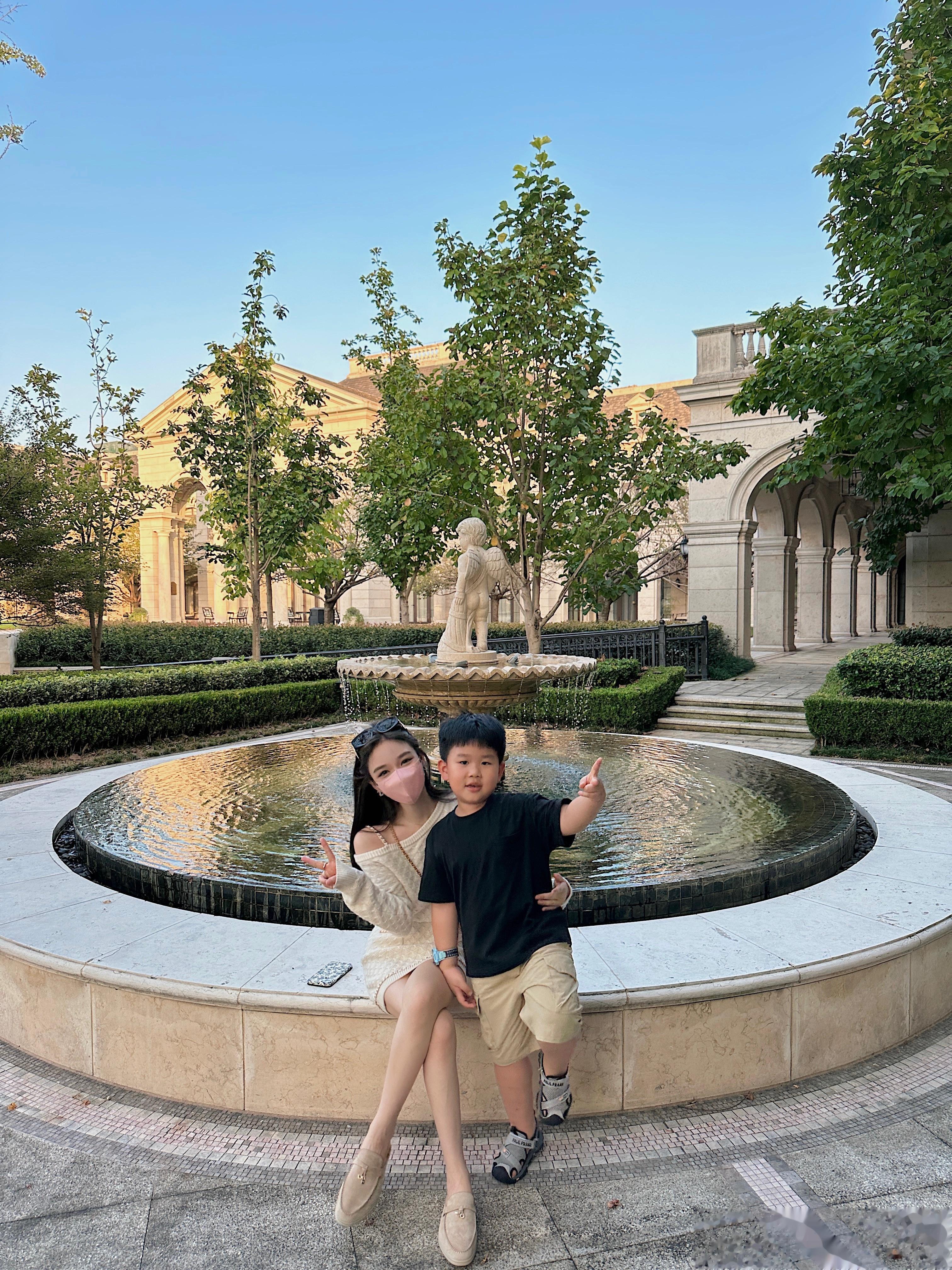 周日豆宝陪妈妈我们挑战十连拍 小伙子可会拍照了！！ ​​​