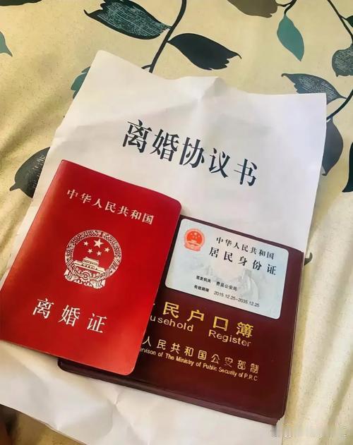 女人离婚
女人离婚前，觉得自己是红酒，有好男人品。等到离婚了才知道，自己其实是板