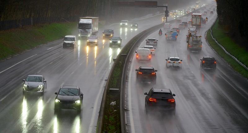 四个轮子🛞不买，
短途两轮电驴如风，
远途地铁公交从容，
不跟风、也不焦虑，