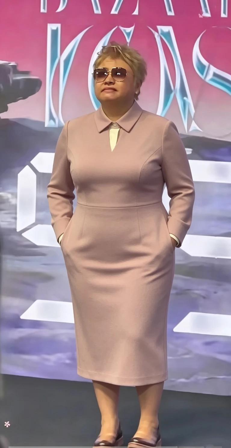 韩红穿上裙子。终于有女人味了，比穿男装看着顺眼多了。