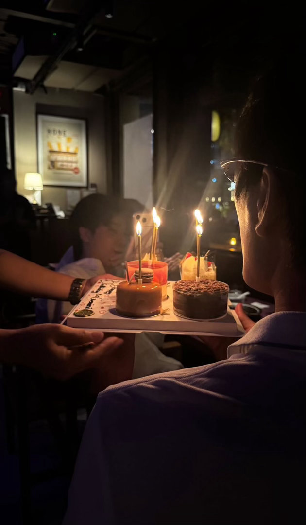 Surprise cake from his Friends 🎂🥹©apip