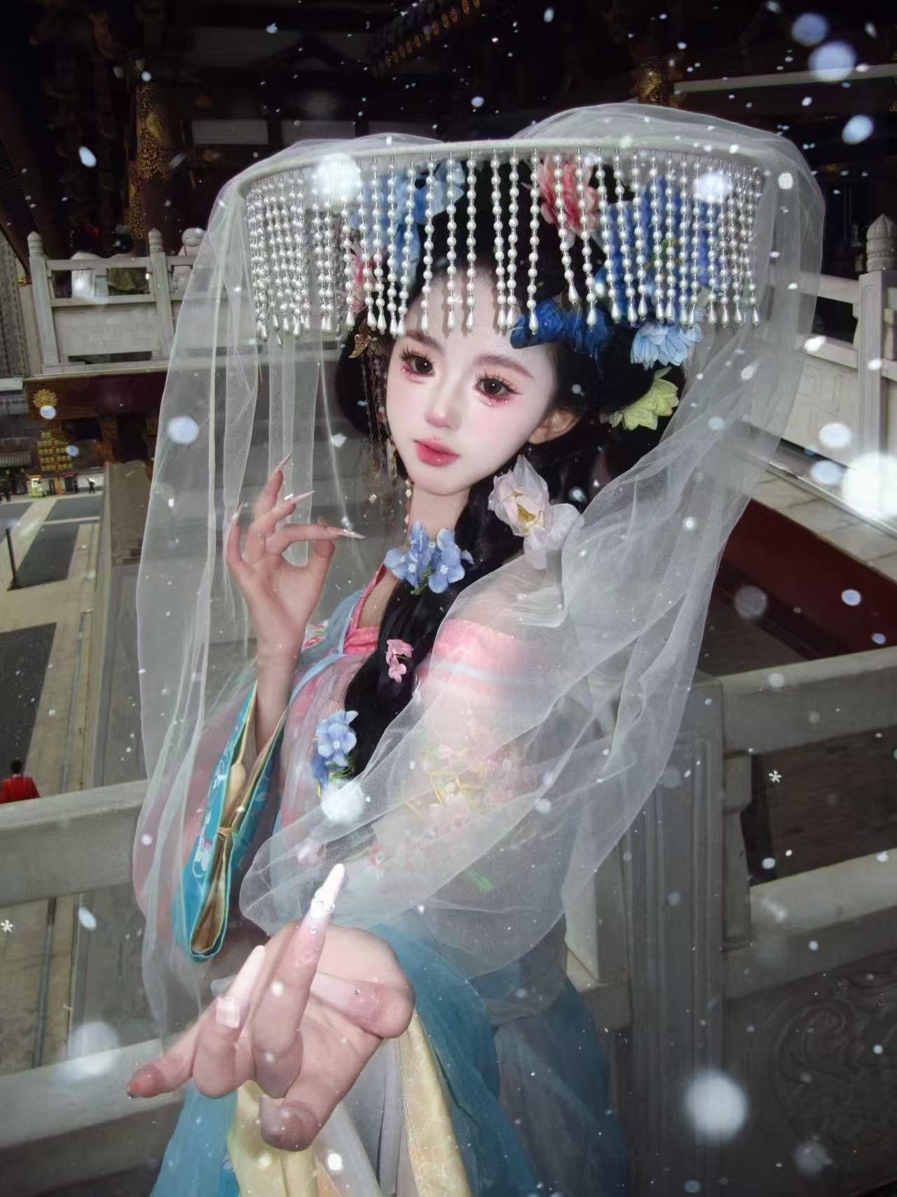 风吹帷帽三尺纱，半遮春色半遮她