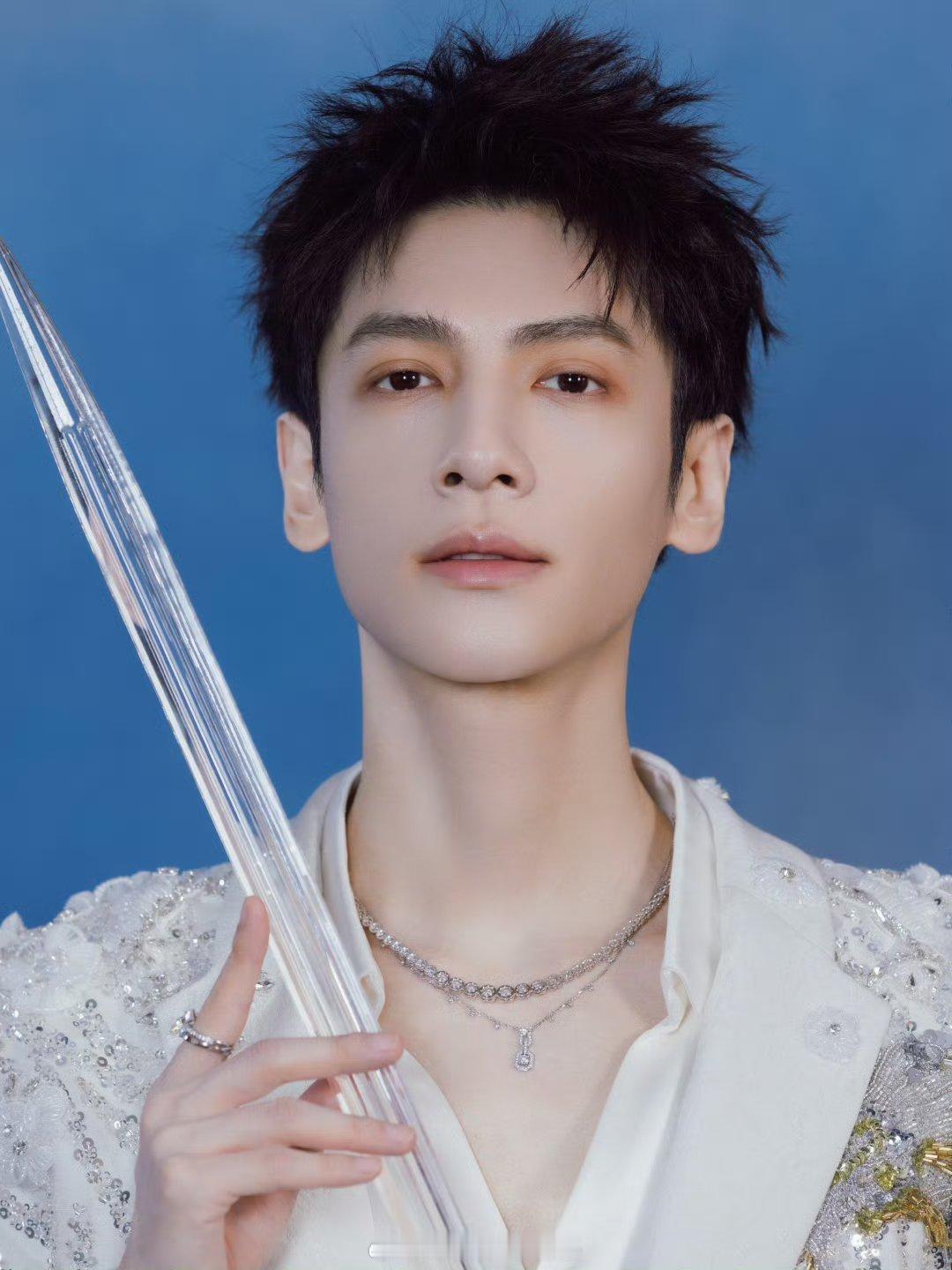 罗云熙水龙吟上海演唱会出图 祝今晚演出顺利！