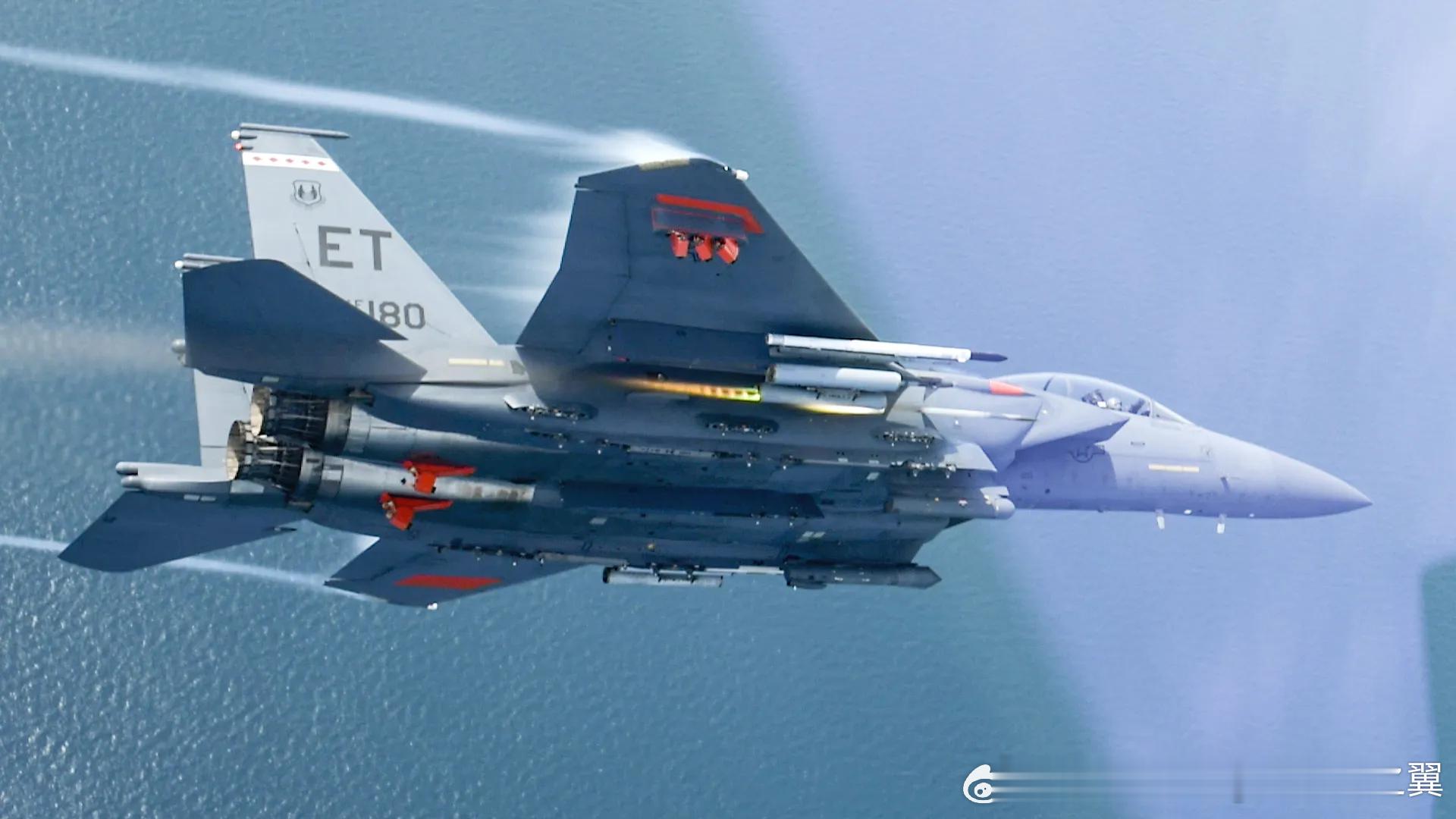 美国空军发布F-15E发射APKWS II激光制导火箭的照片，该机可挂载最多45