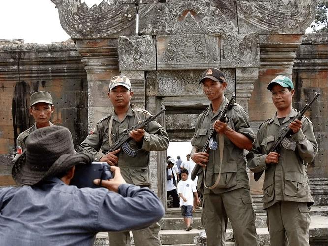 泰国和柬埔寨打了起来，
因为它们是两个国家，分别有着各自的政权、军队，以及各自的