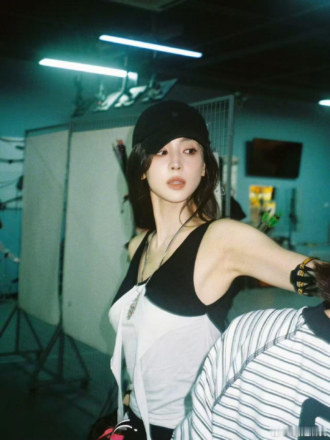 娜扎谢谢汪苏泷老师的交换礼物娜扎晒全能艺人奖杯娜扎晒全能艺人奖杯超开心，致谢汪苏