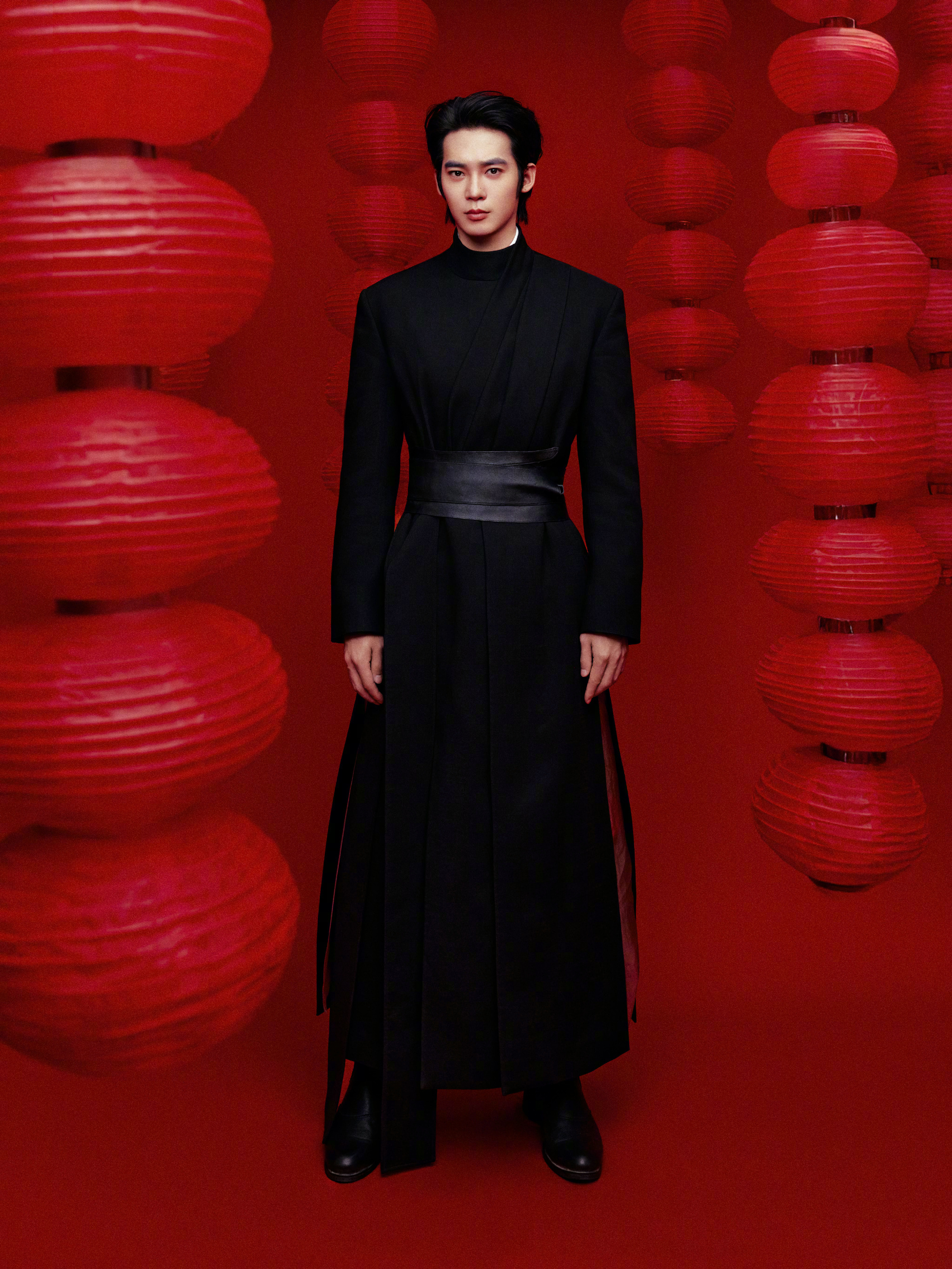 于适 除夕新春大片，中式长袍造型，经典红黑光影，酷飒利落英姿，新年也是继续红火。