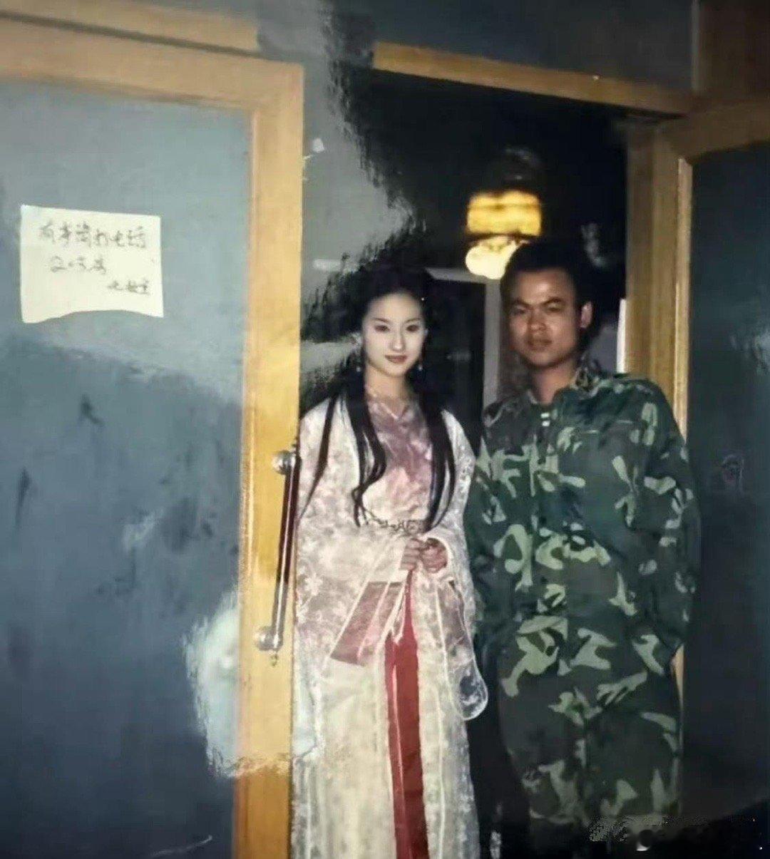 刘亦菲演王语嫣时与素人合影，两人笑容灿烂如姐妹 ​​​