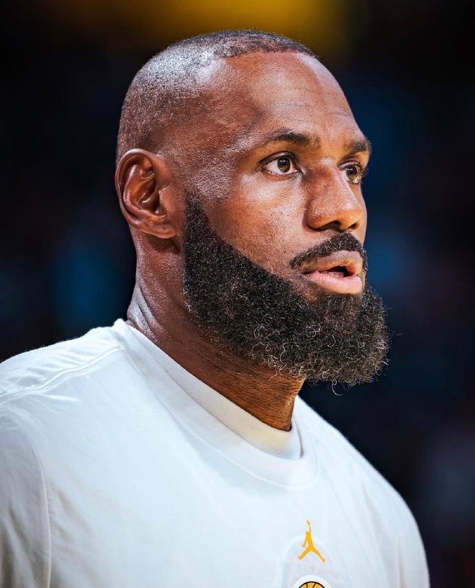 记录中断！NBA连续得分上双记录排名：
1、詹姆斯——1297场
2、乔丹——7