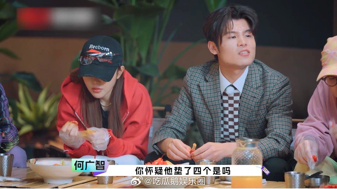 周震南自曝垫了两个增高鞋垫 救命！周震南的“增高鞋垫梗”火出圈！节目里主动爆料，