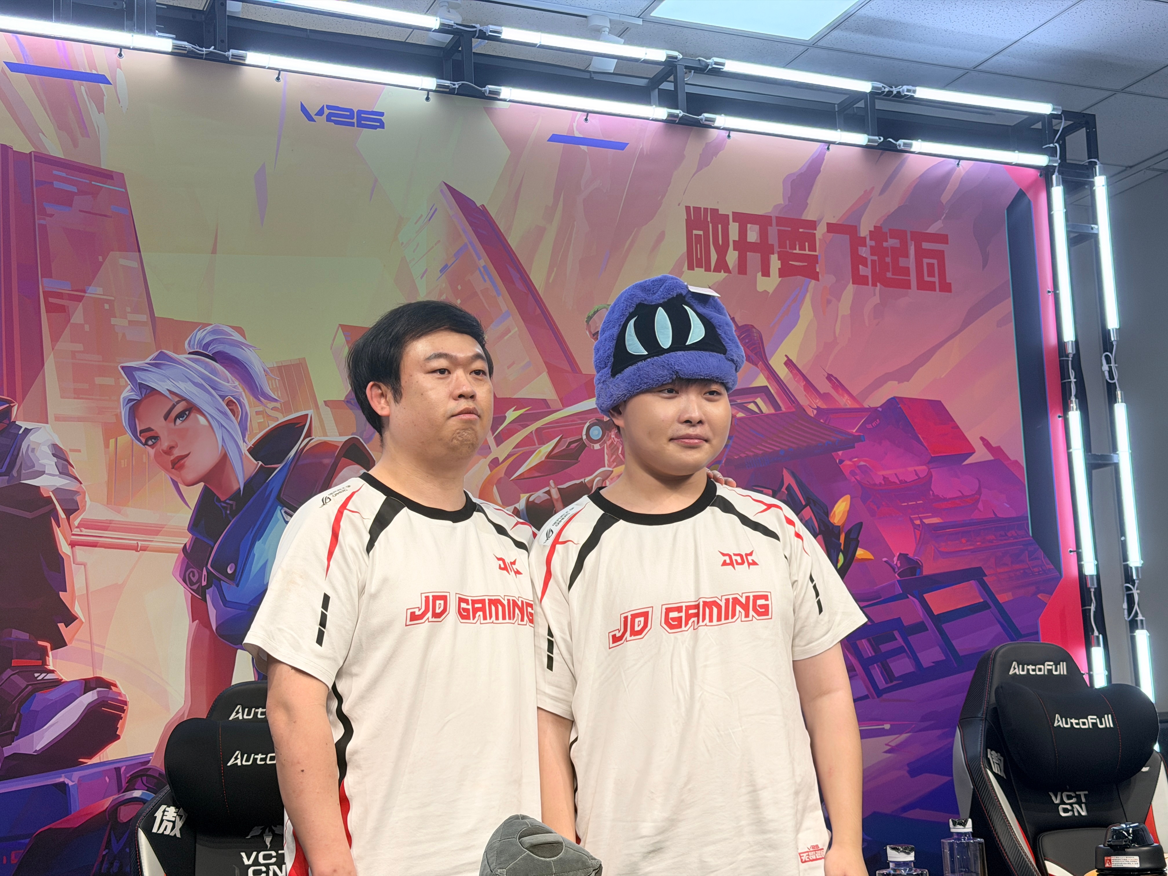 JDG无畏契约 和教练的赛后群访合照来啦JDG晋级季后赛EDG告别成都站2026