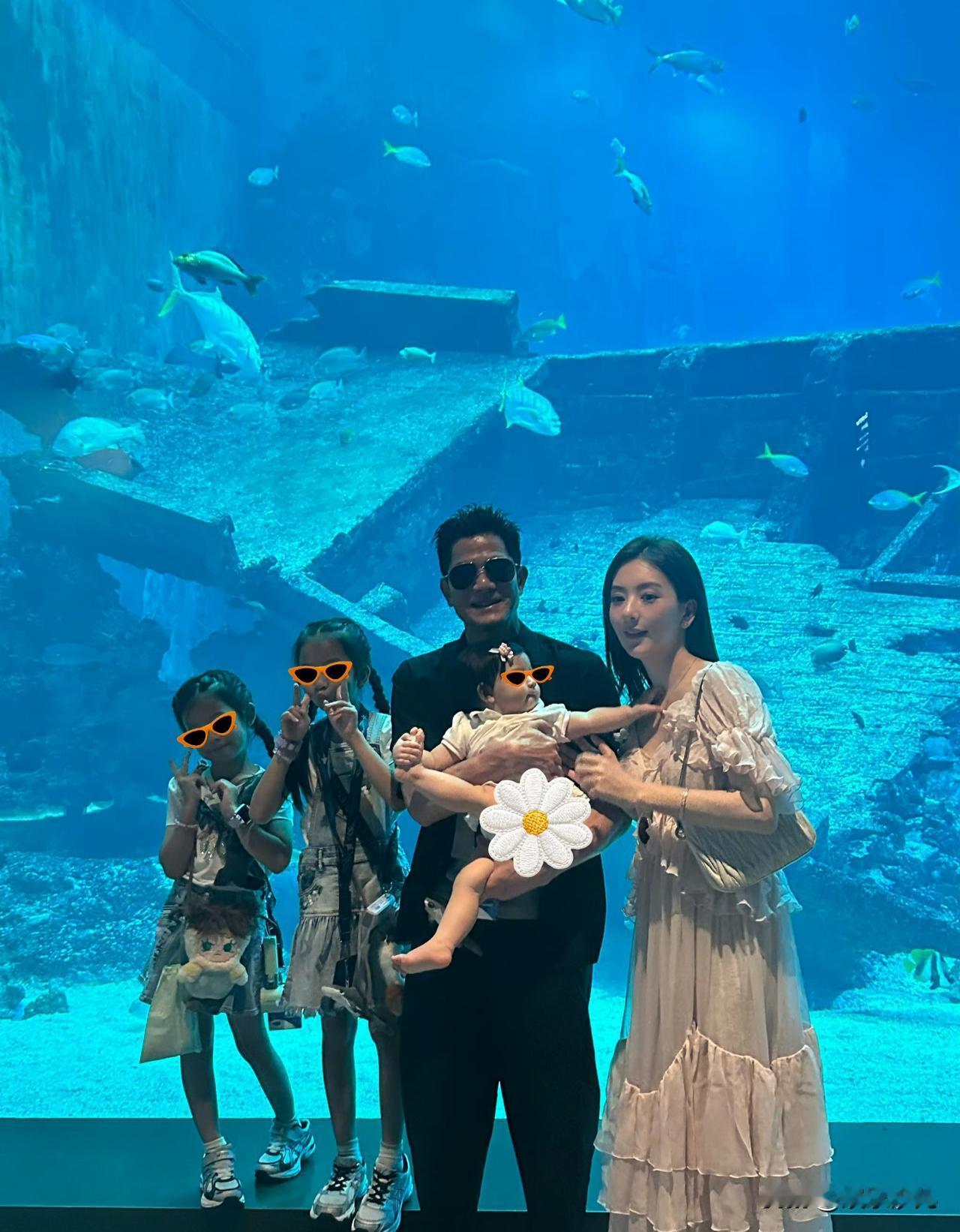 方媛晒一家五口照


方媛郭富城三个小孩一家人新加坡旅游，海底、雨林、马场和环球