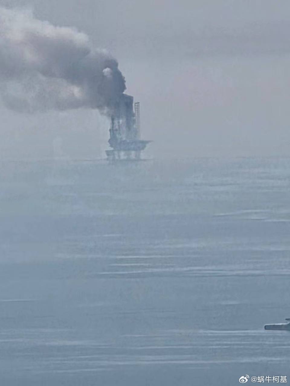 一架Shahed-136无人机袭击了波斯湾一座阿联酋石油钻井平台来源：Middl