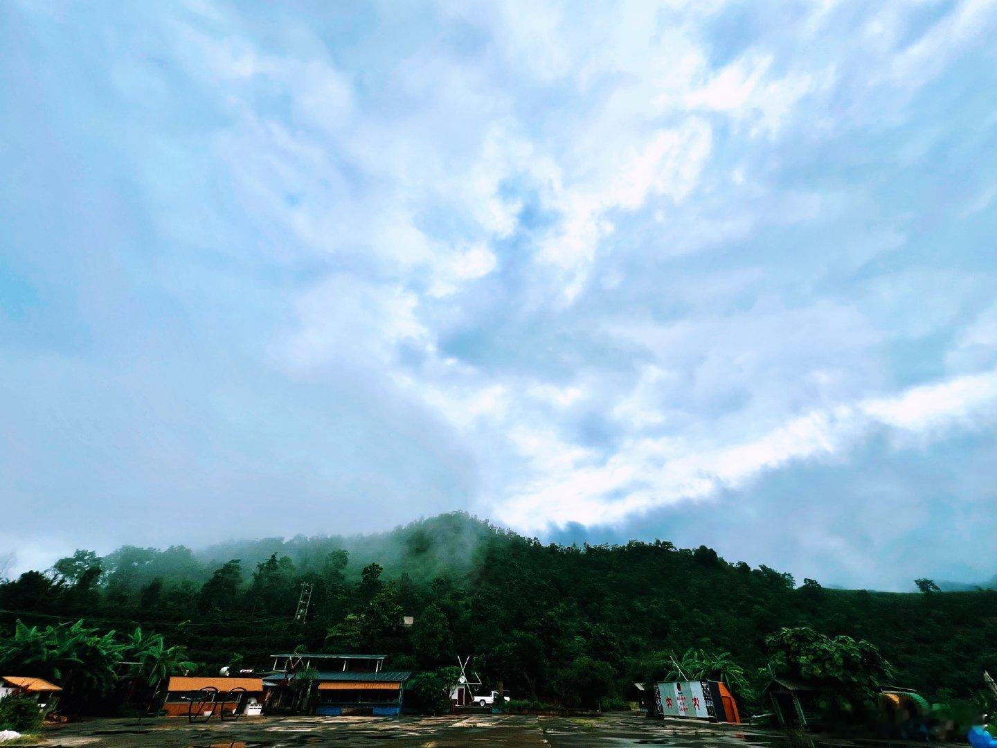 此时此刻 20260830。周日。七月十八。一夜暴雨后大雾弥漫阿佤山雾从左边来雾
