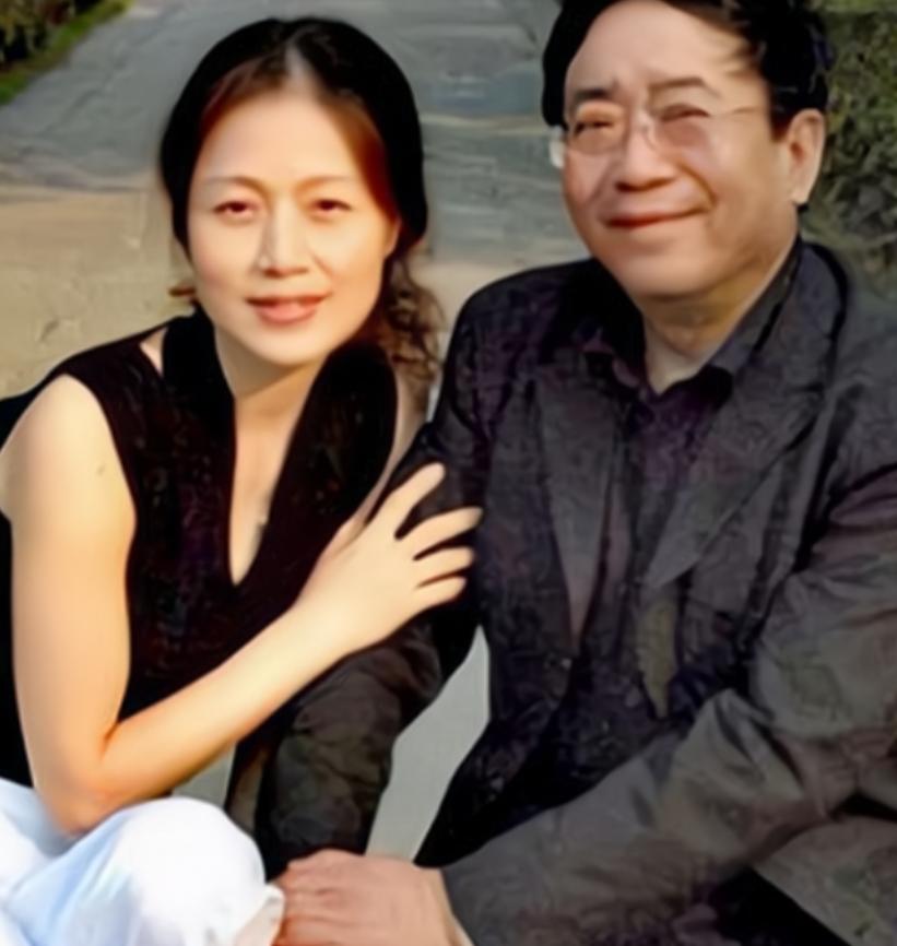 1992年，余秋雨二婚娶了小16岁的黄梅戏演员马兰，在新婚当晚，余秋雨向妻子提出