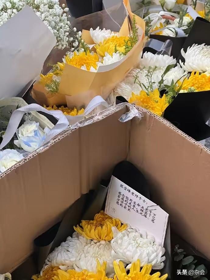 鲜花铺满的长路，是自发而来的敬意。
身在现场，看着同事们搬运的身影和从未间断的陌