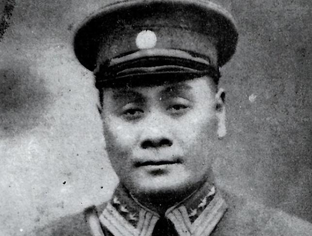 1949年，国军上将潘文华决定起义，却发现七姨太是特务，为了不打草惊蛇，他对七姨