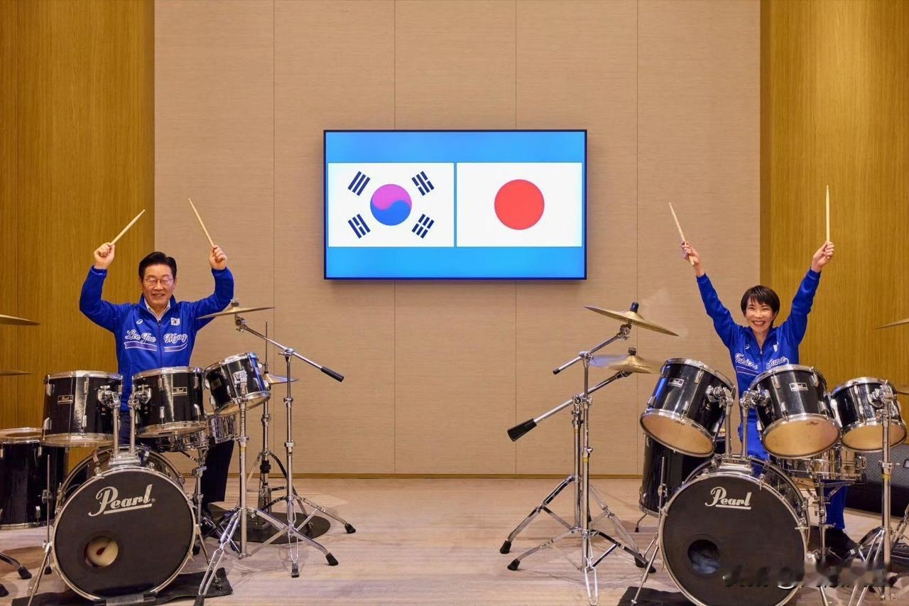 高市在明齐敲鼓，中间少个特朗普。
要是来个搓澡舞，绝配无敌三人组。