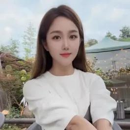 阳光明媚的午后，少女在花园里微笑