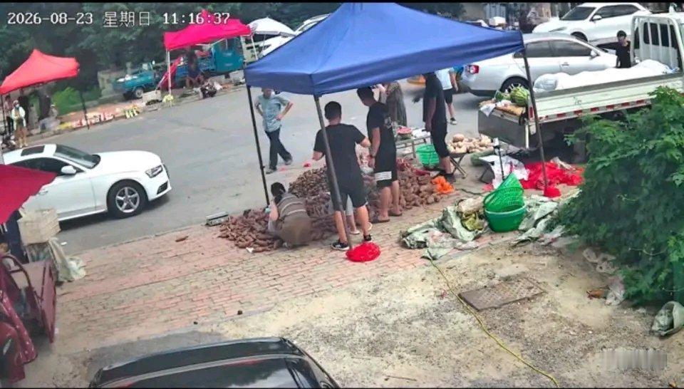这事儿可太离谱了！摊主说女顾客退瓜没成，直接就把西瓜给砸了，更夸张的是她开的车前