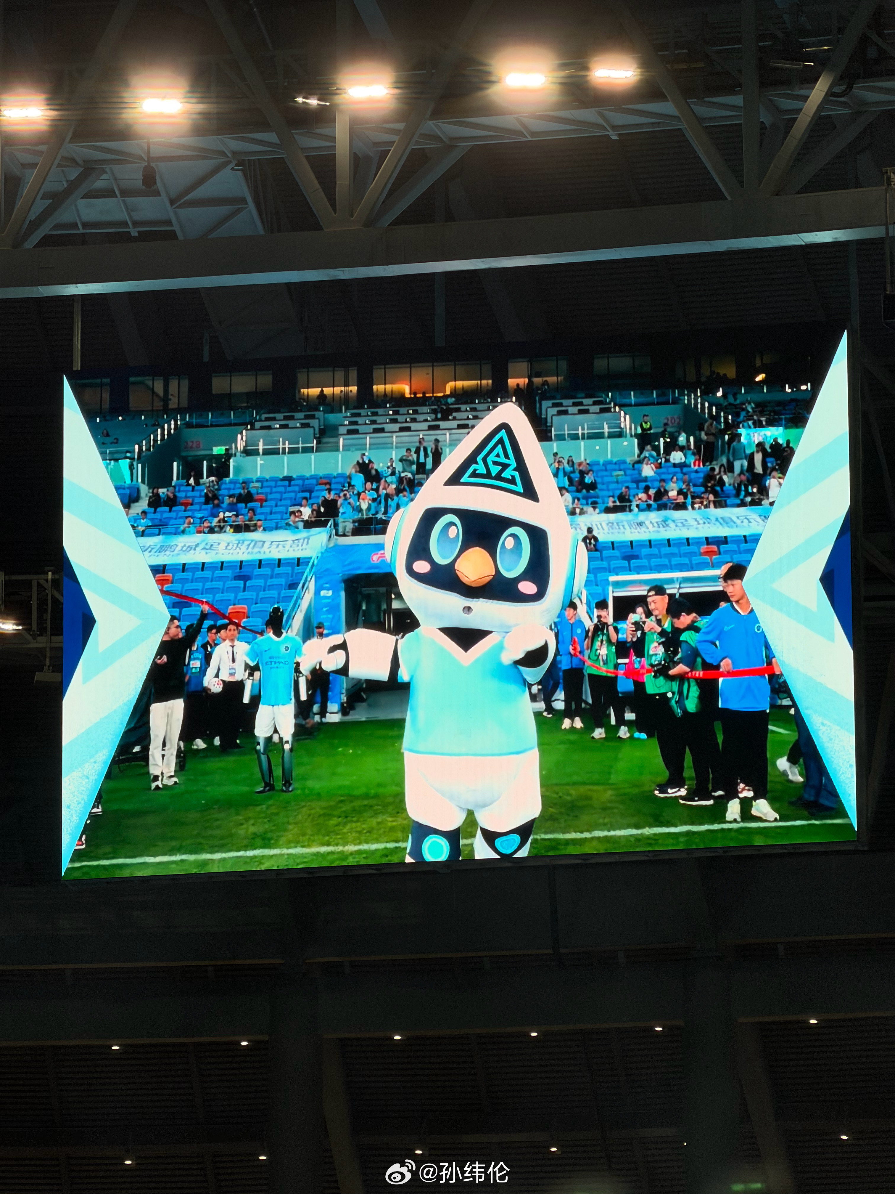 深圳新鹏城吉祥物亮相，叫鹏鹏。你让彭鹏怎么办中超联赛深圳新鹏城深圳新鹏城vs天津