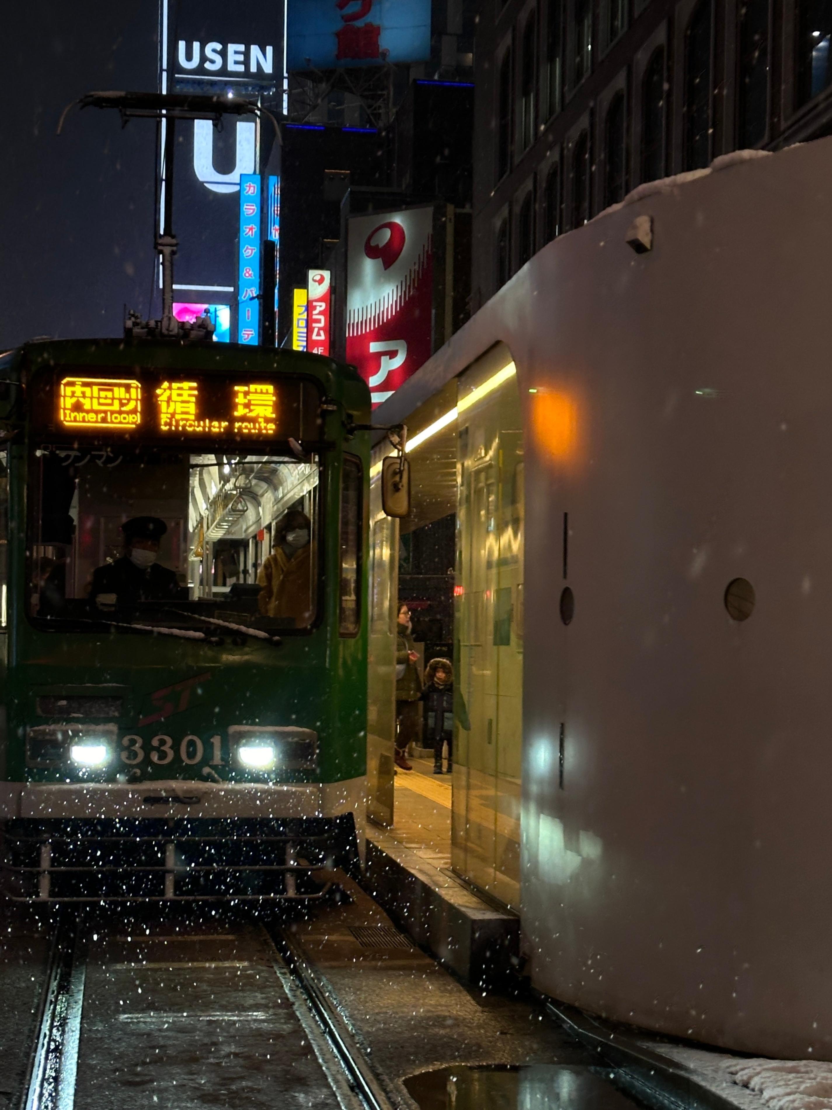 休假几天来北海道看雪了(*≧ω≦)今天刚到就遇到下大雪好美好美好美和美琳Amu过