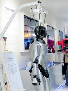 长安预计明年一季度发布首款车载组件机器人，人形机器人名叫“小安”。长安汽车 11