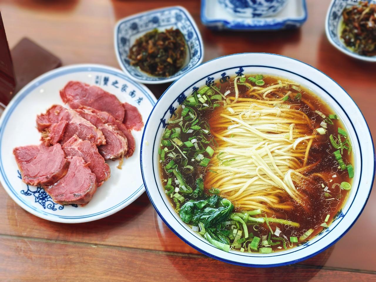 听说呢，夏天有三好：
外面好热，太阳好大，我好穷。

这一大碗切片牛肉面下肚，