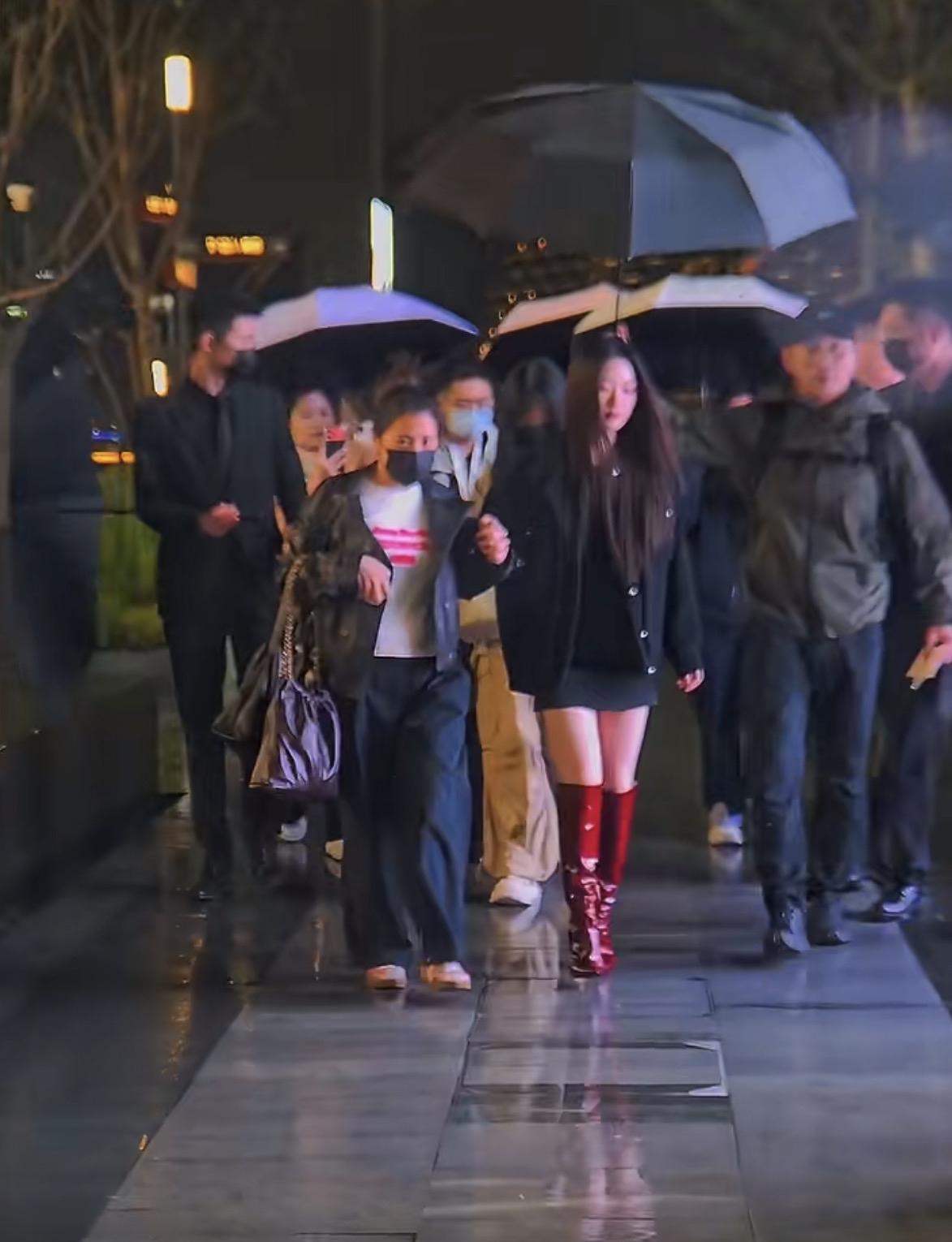 单依纯风波后首次现身，那张冷脸和泛红的眼眶，让不少粉丝当场破防。她低着头快步穿过