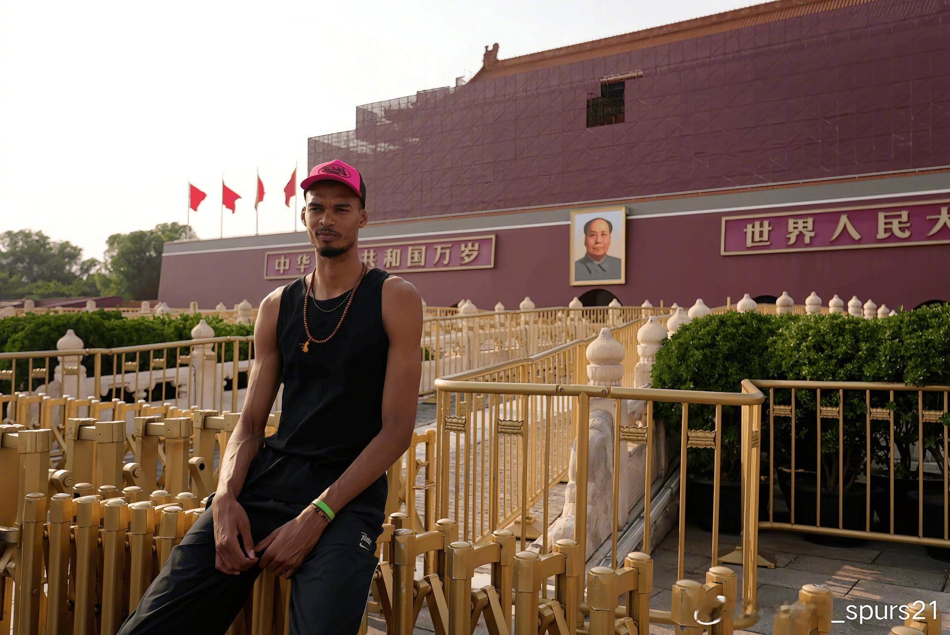 文班亚马领奖时脖带佛珠 好像真的是来自中国的“神秘力量”！文班亚马在得知获奖的时