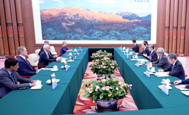 最近国际上两件事把美国底裤扒光咧。一是在联合国，人家联大主席直接拿2758号决议