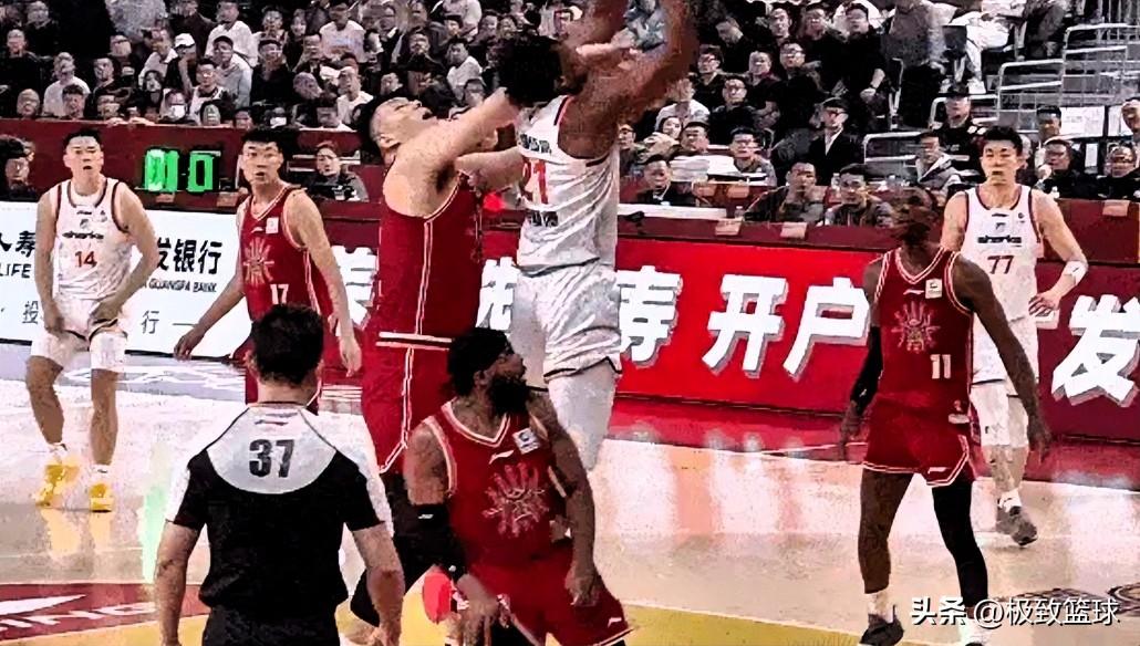 上海大外援怀德赛德被欺负了！在今日上海对阵山西的第三节比赛中，刘传兴拉拽颈部对怀