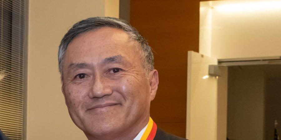 把一个盖监狱的“包工头”，请回来当抓人的“大总管”，这生意经念得可真够绝的。
