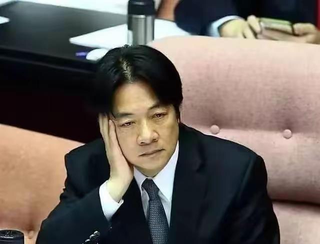 飞机刚落地，特朗普甩出三句话，台北瞬间安静了。美国不支持台独，不想为台湾打仗，真