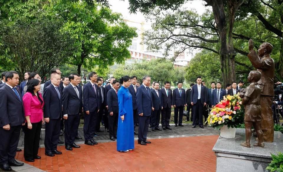 🇻🇳🇨🇳苏林越南访问团一行4月17日上午在南宁期间，还到广西大学进行了参