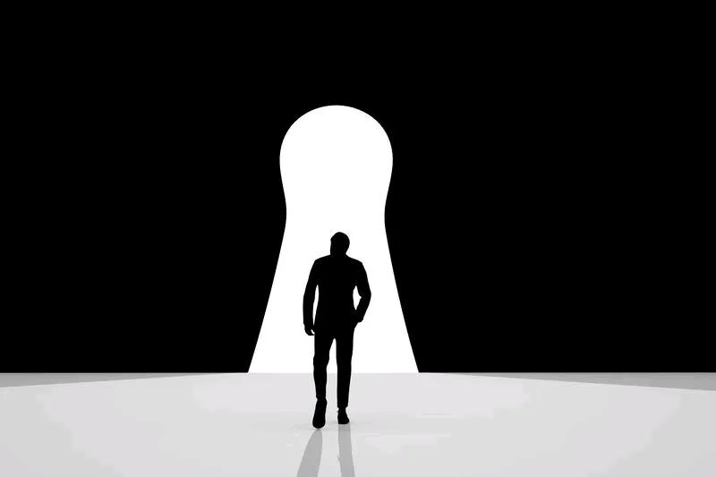 人要学会看开一点：
1、允许一切发生

2、允许自己做自己

3、允许别人做别人