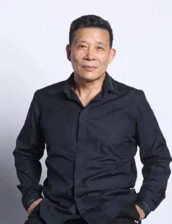 1997年，王千源开了一家饭馆，李乃文和赵春阳去吃饭，吃完后，赵春阳擦擦嘴就走，