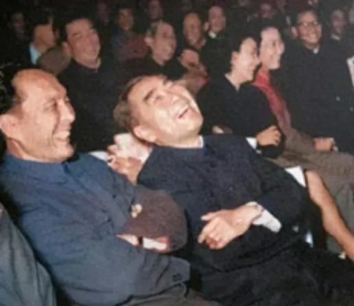 周总理笑得如此豪放，令人感动落泪，这到底是什么原因让他如此开心？
1958年初春