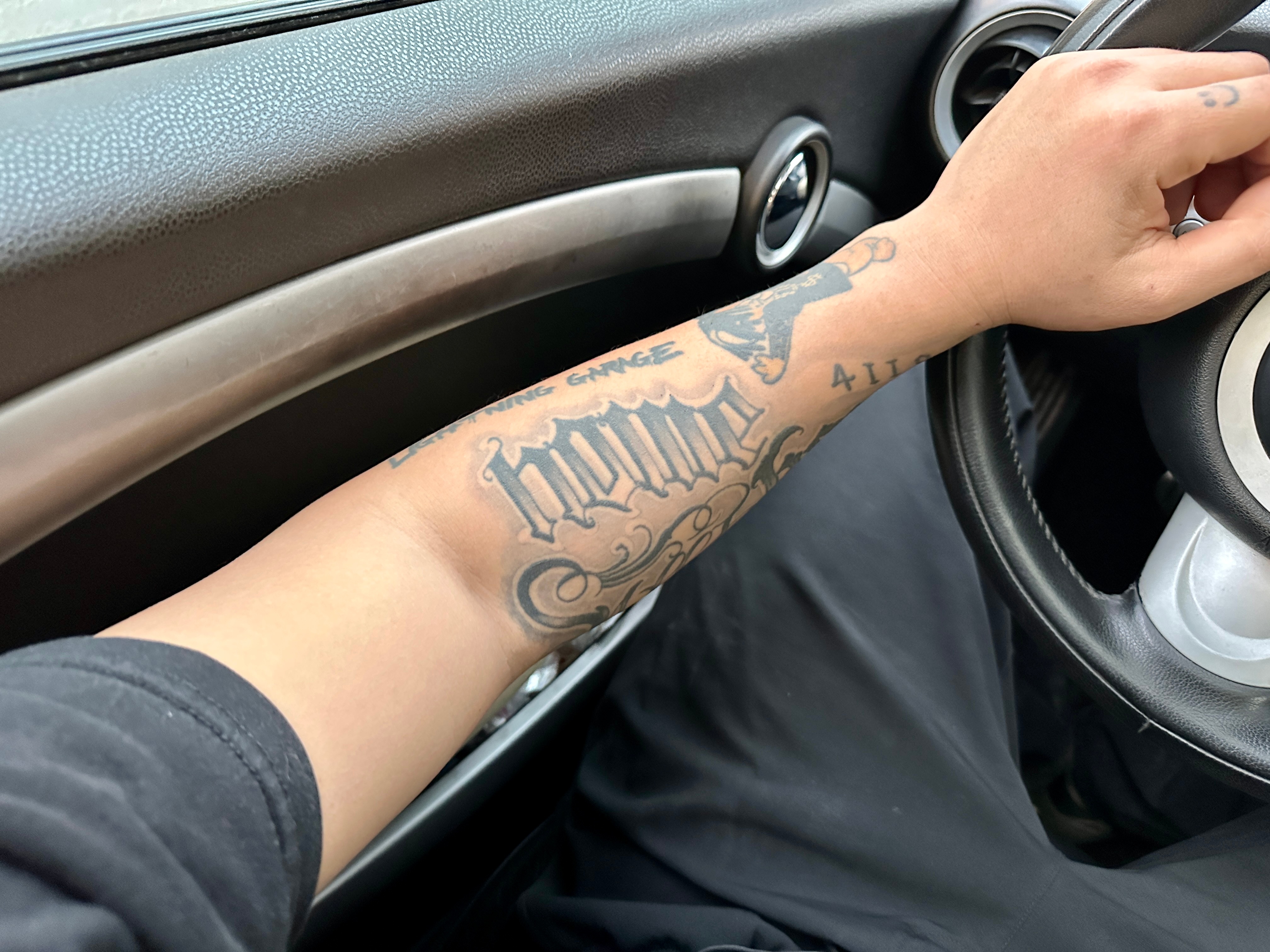 妈的今天热到穿短袖