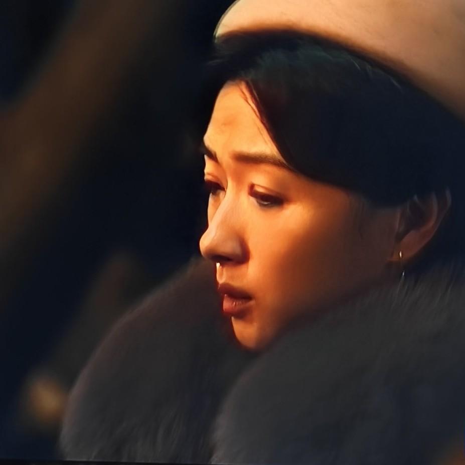 《八千里路云和月》中，太爷让刘嫂交出十二根金条给那个与法国巡捕勾结、发国难财的人