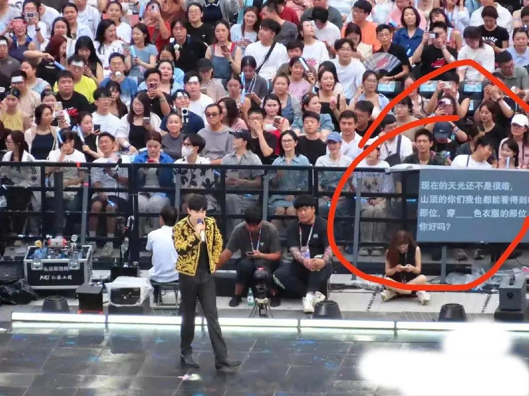 怎么张杰演唱会上的talking也是预制的啊，而且有一段跟五月天的相似度好高是怎