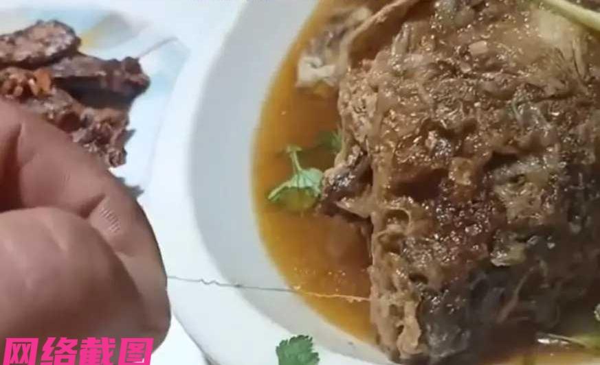 河南濮阳有男子和家人一起在一处饭店吃饭。

只是让男子看到诧异的一幕，原来在男子