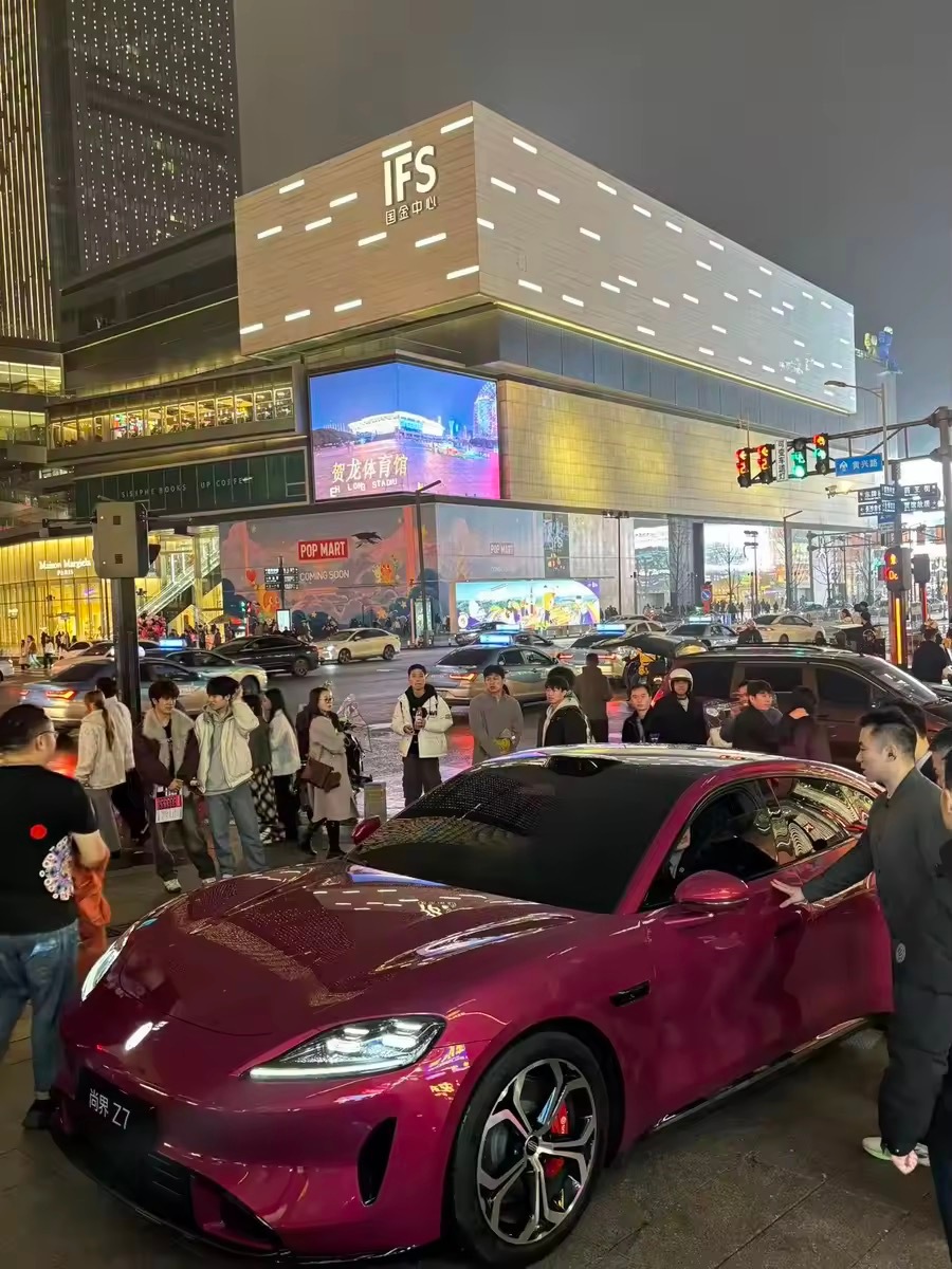 尚界Z7在长沙五一广场露面，还挺好看的，低趴车身+整体比例，放在人流密集的地方确