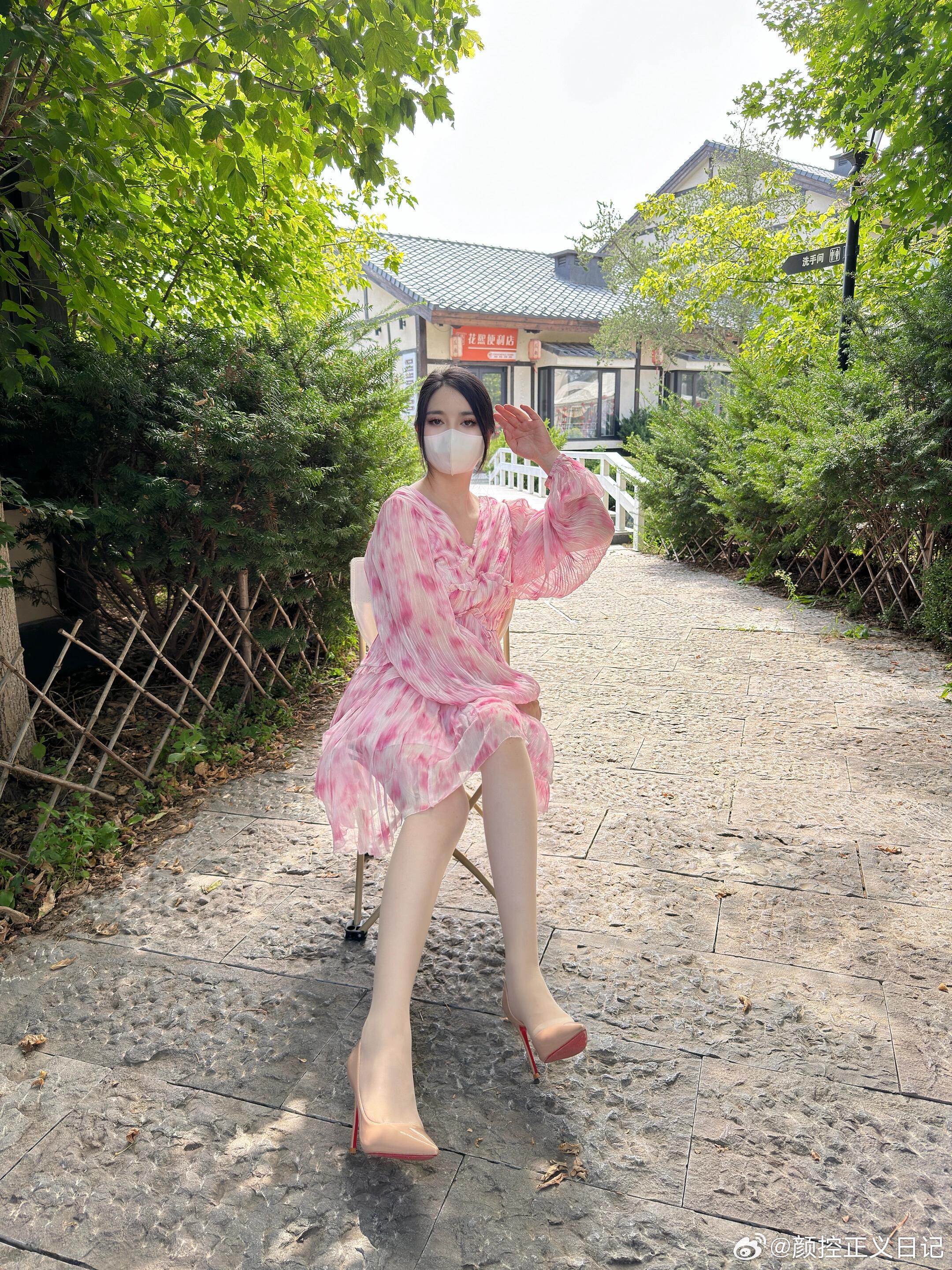 轻熟女神范儿 粉红色的夏天美女绘梦长廊