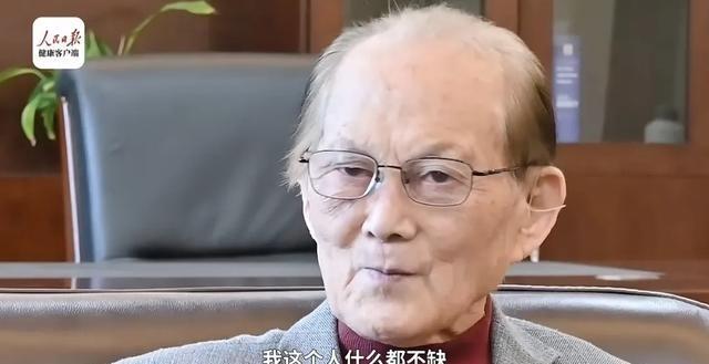 1980年，美国。一位女士正翻看来自国内的《光明日报》，不经意间，眼睛扫过一篇文