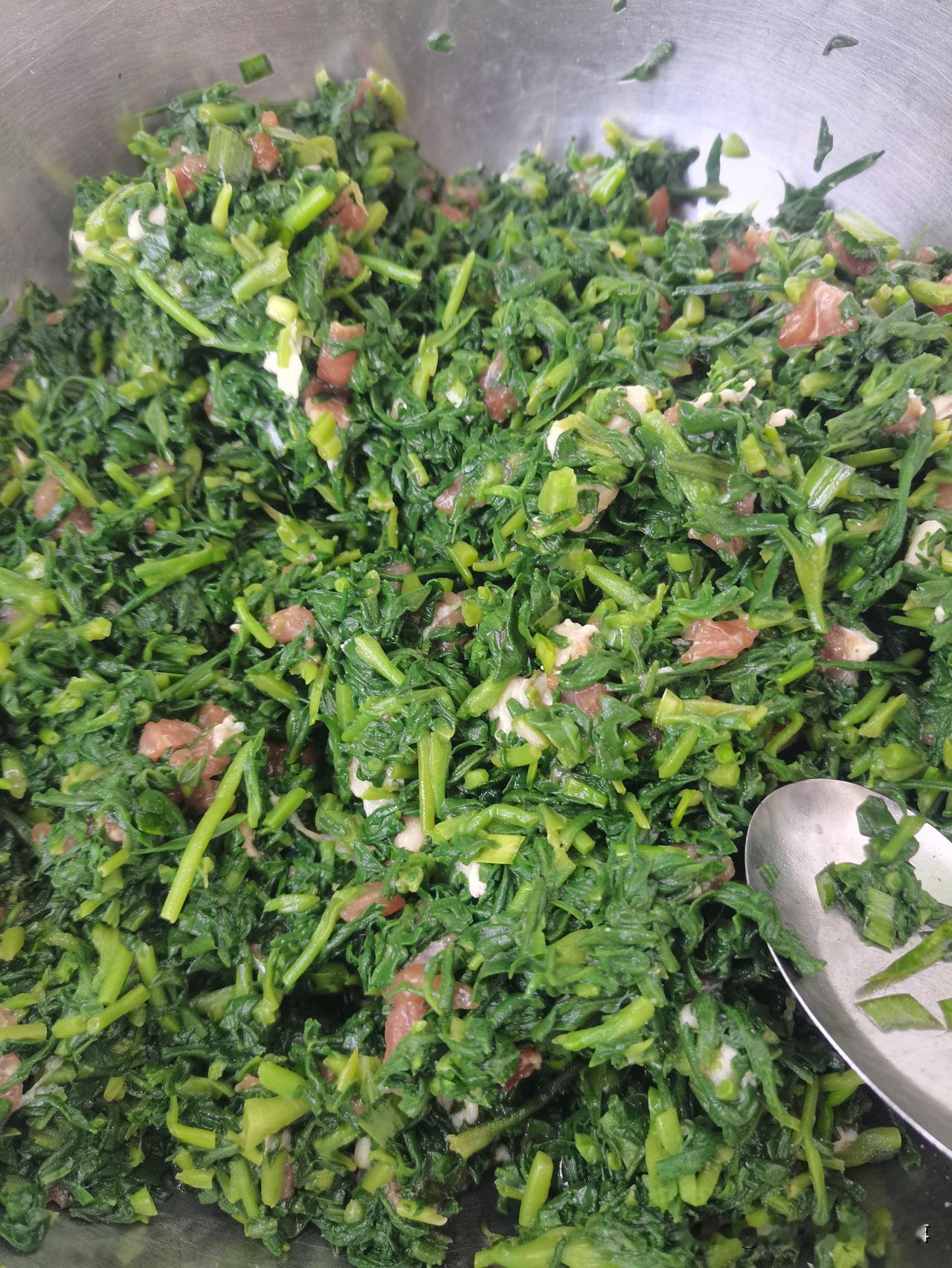 又包了一大铁锅兔耳朵包子！
我不喜欢吃包子，新鲜的还行，冻包子就难吃了。
尽管不