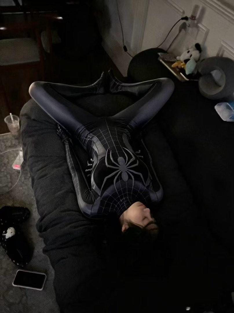 我笑得好痛苦 怎么有人睡成这个样子.. ​​​
