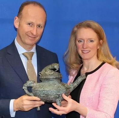 英国拒绝我方归还文物请求，并将其拍卖。结果在2018年的拍卖会上，有个人以360