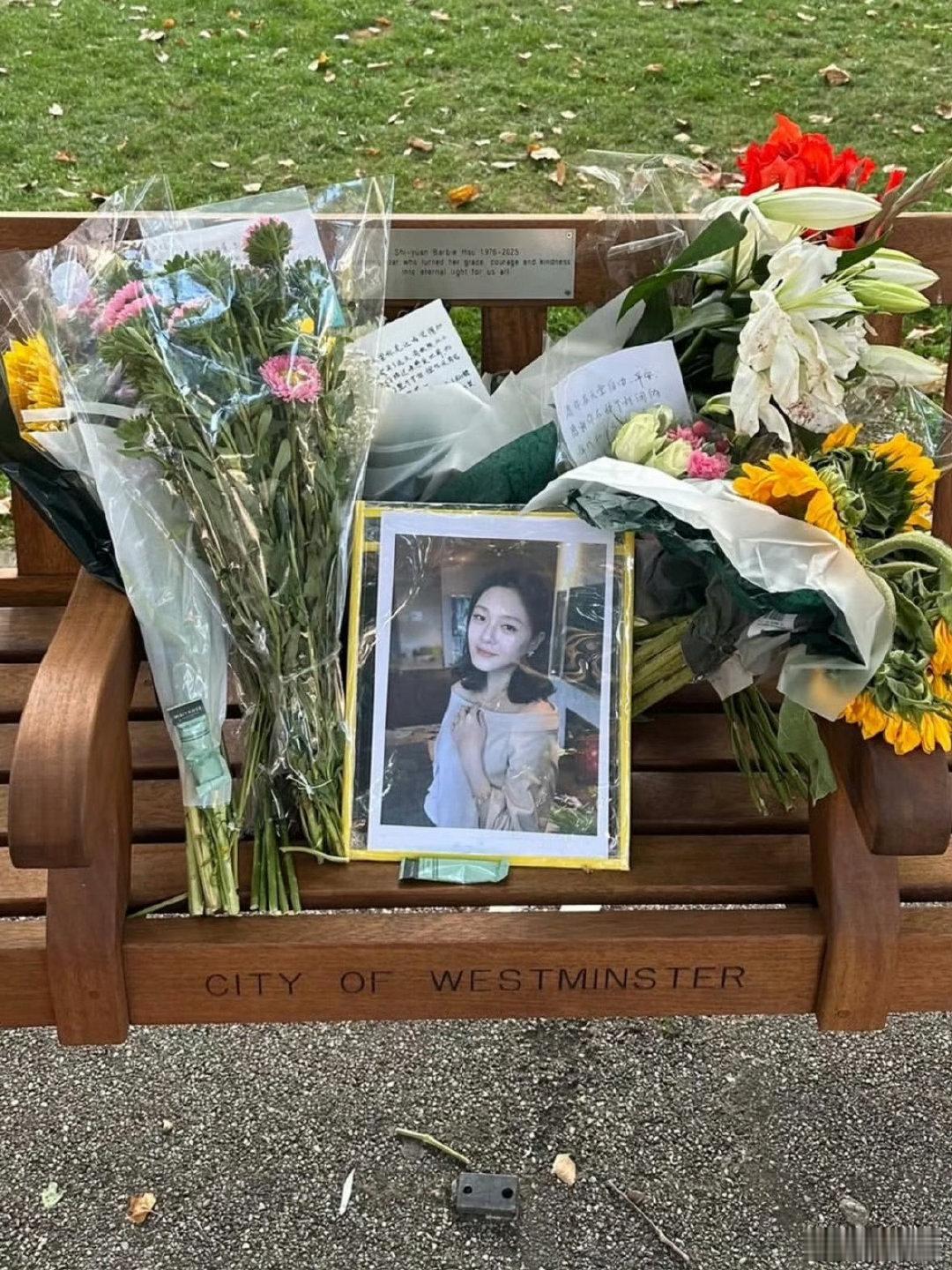 粉丝去大S伦敦纪念长椅送花 粉丝去大S伦敦纪念长椅送花留言：“感谢你在那个封闭的